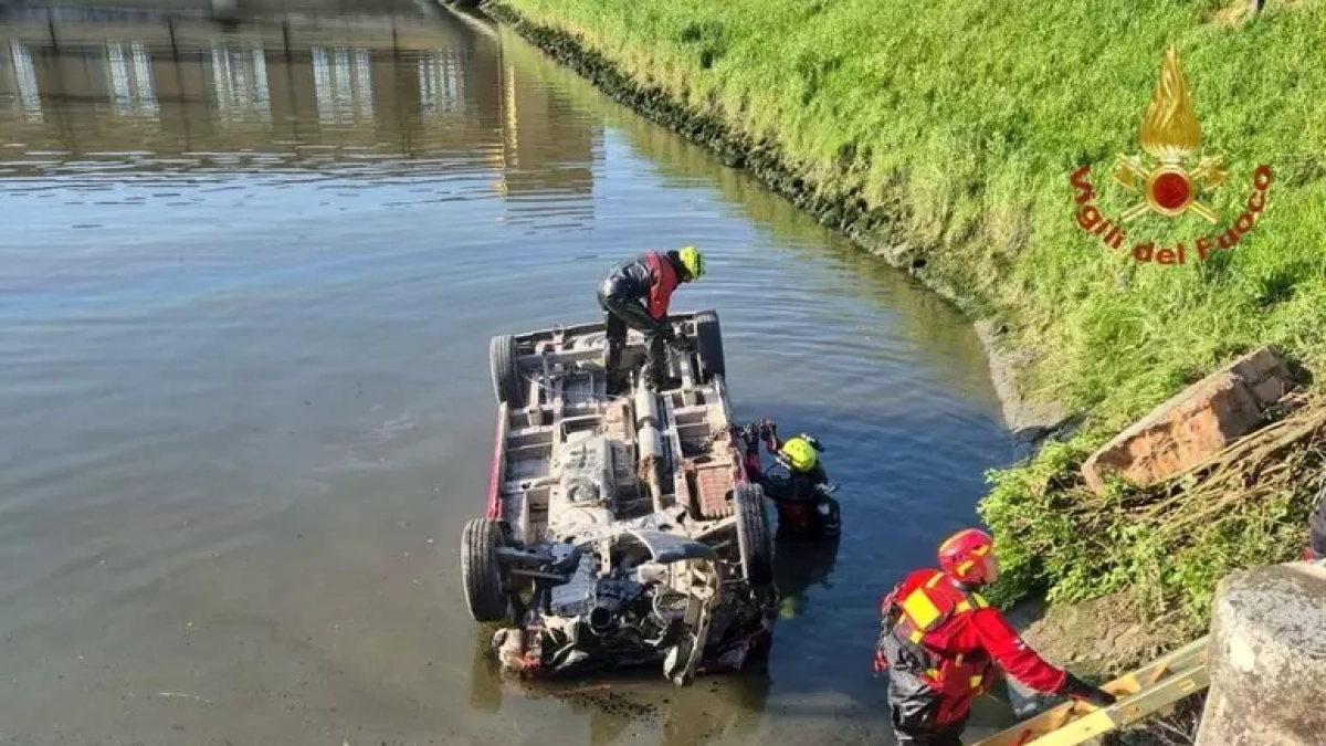 Venezia, minivan finisce nel canale, recuperati tre corpi senza vita, sei persone illese