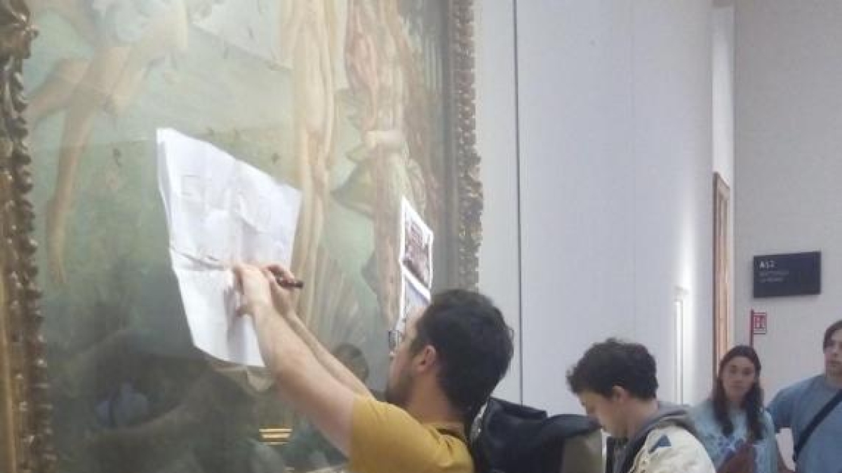 Ultima Generazione, assolti tre attivisti per il blitz agli Uffizi: misero lo scotch alla Venere di Botticelli