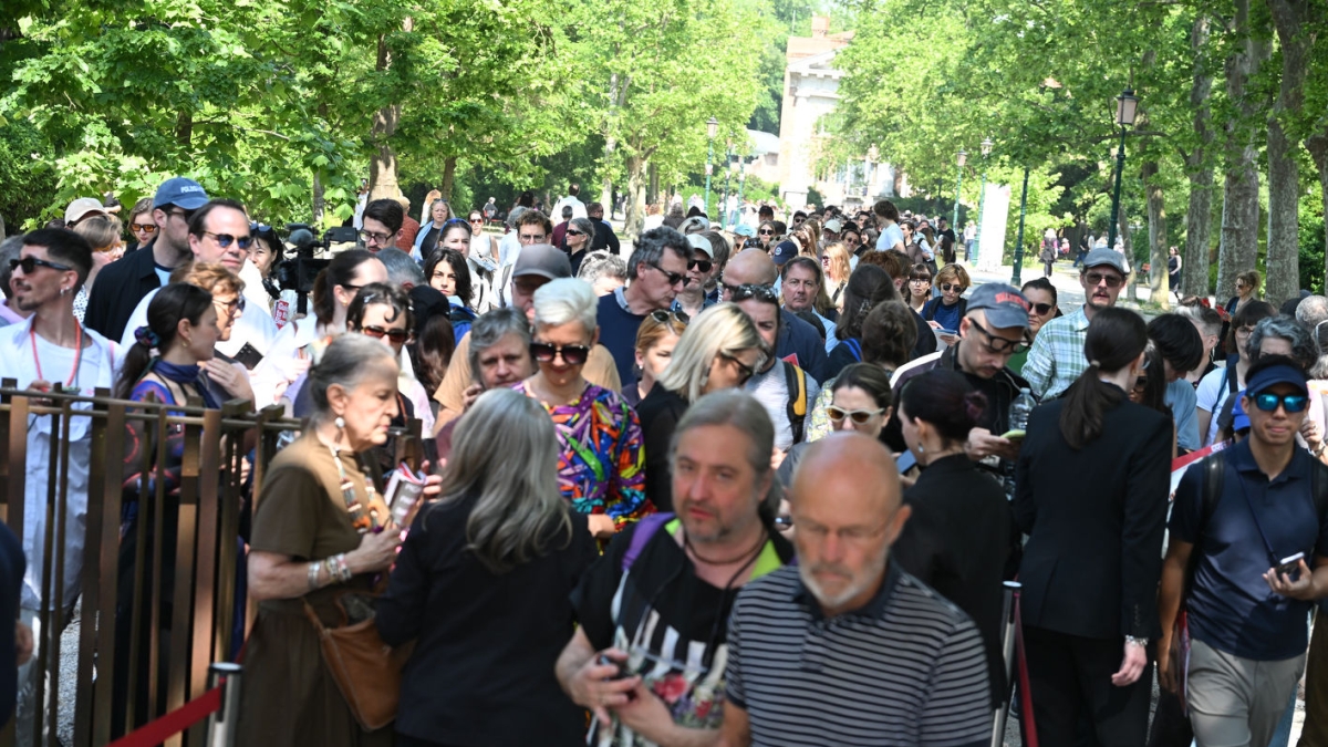 Biennale di Venezia, boom di presenze con 10mila persone il primo giorno di apertura: i visitatori sono con Buttafuoco