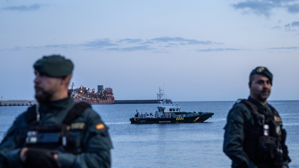 Hantavirus, lo sbarco della nave in diretta | La MV Hondius arrivata al porto di Tenerife. Quattro italiani in quarantena fiduciaria. Quali sono i rischi, i sintomi e le cure