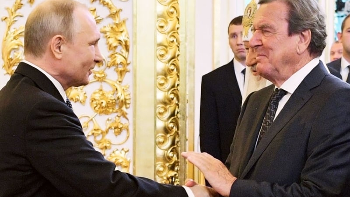 Gerhard Schröder, l'ex cancelliere passato al servizio di Putin Per lui lo zar è «l’unico uomo che può porre fine alla guerra»