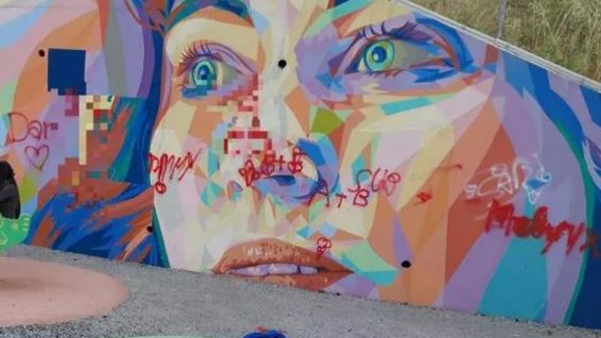Genova, vandalizzato il murale che ricorda le vittime del Ponte Morandi. La sindaca: «Atto indegno»