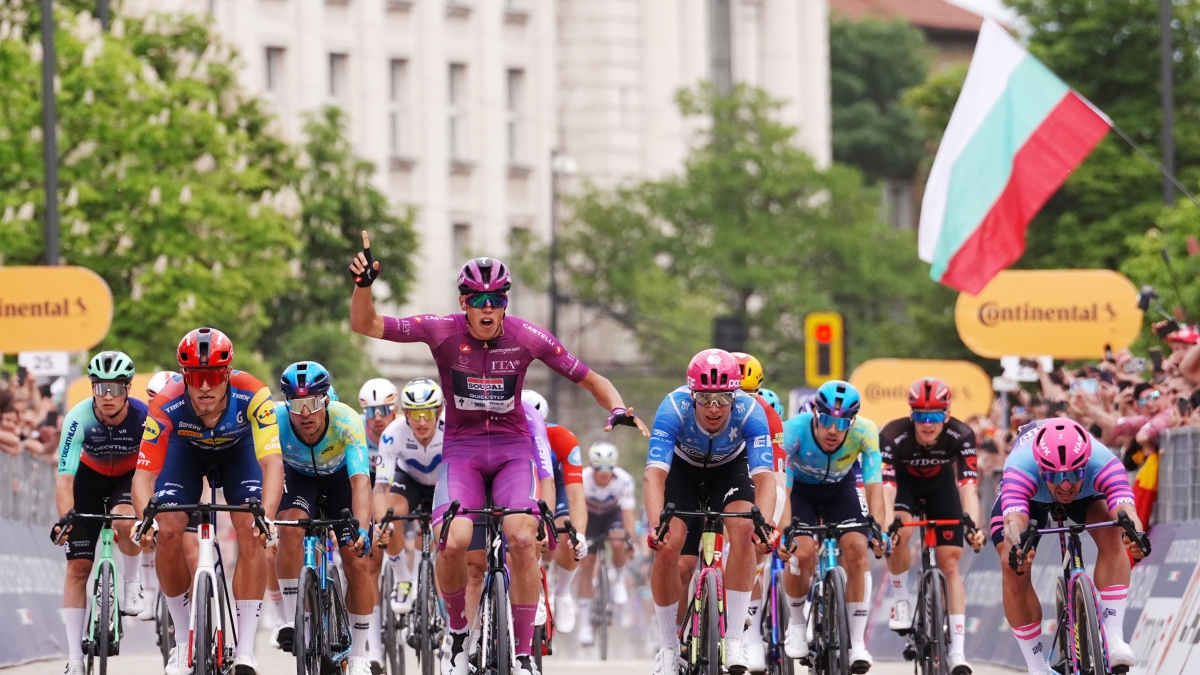 Giro d'Italia, tappa Plovdiv-Sofia: vince ancora Maigner su Milan al fotofinish