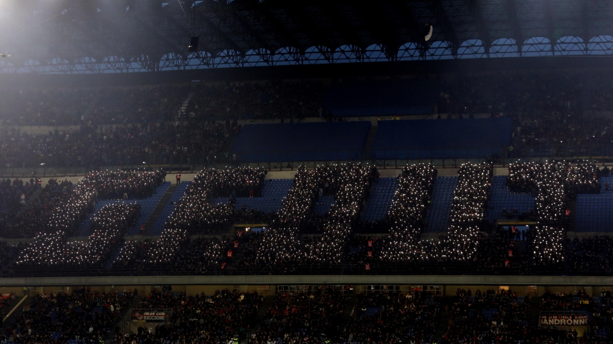 «Giorgio Furlani out»: Milan, la contestazione dei tifosi a San Siro con le luci dei telefonini