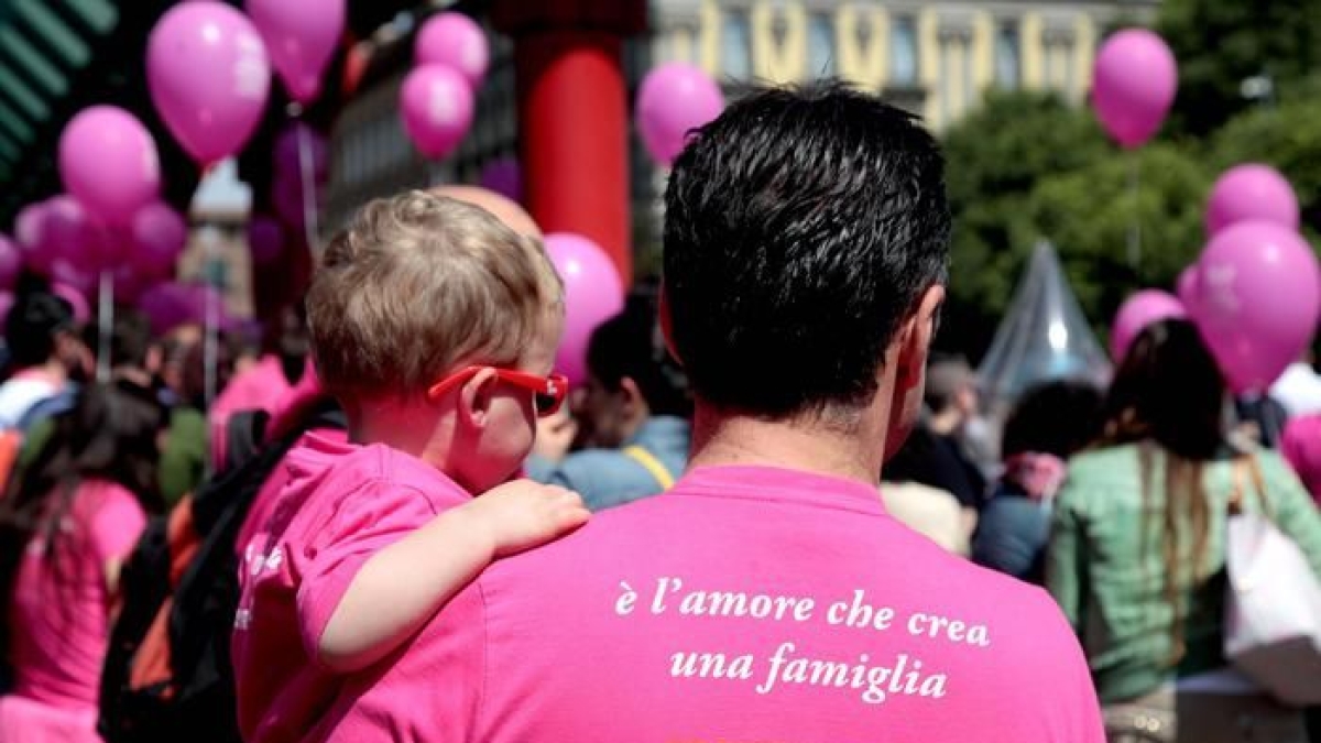 Riconosciuto per la prima volta in Italia un bambino con due padri e una madre