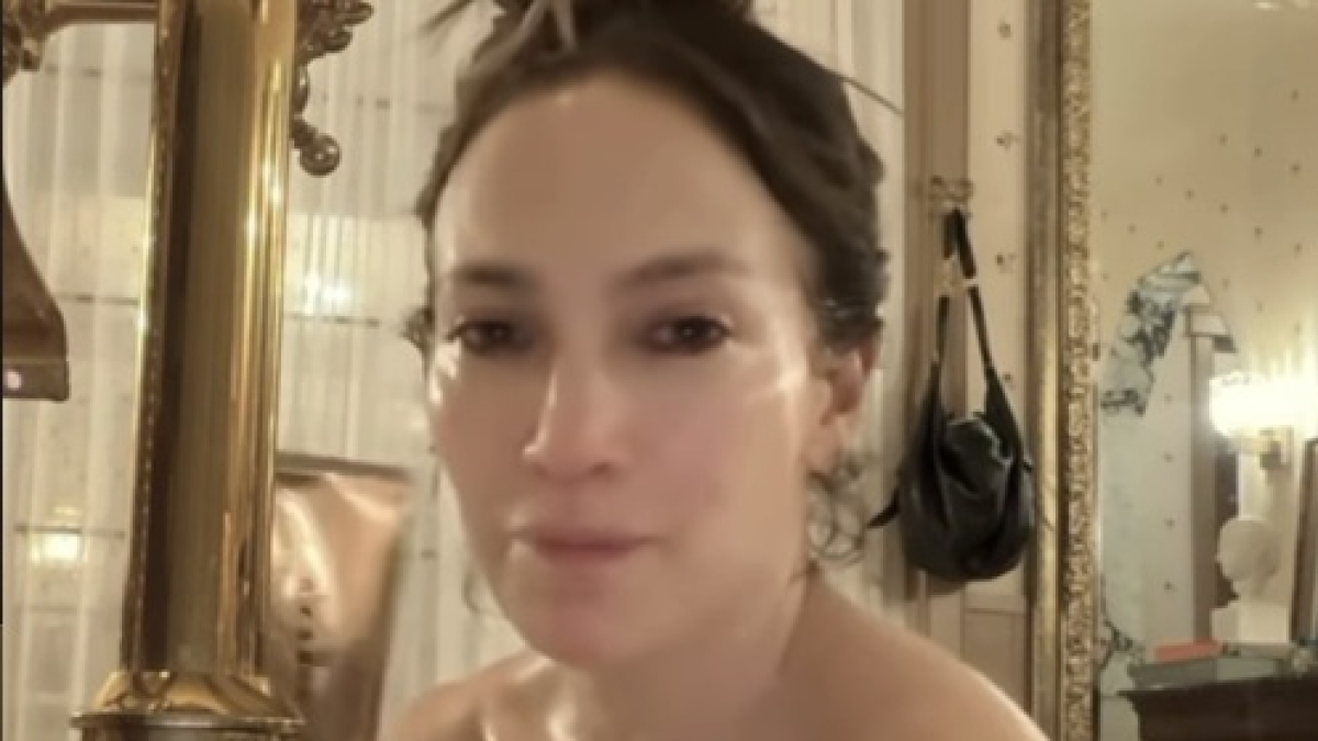 Jennifer Lopez senza trucco nella vasca da bagno: «La pelle perfetta si costruisce ogni giorno»