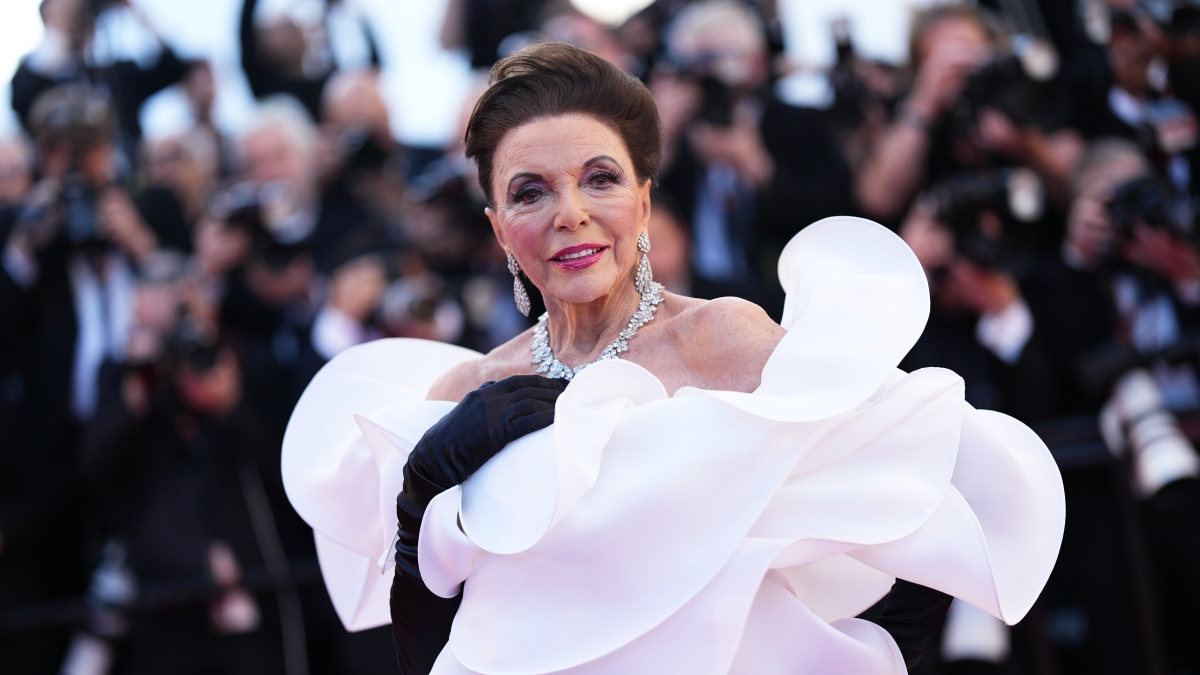 Joan Collins, 92 anni di fascino e glamour, ruba la scena sul red carpet del Festival di Cannes