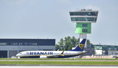 Orio, aereo fermo in pista per sei ore con i passeggeri a bordo, a causa del maltempo. «Non ci hanno fatto scendere perché non c'è personale, ci siamo dovuti pagare l'acqua da bere»