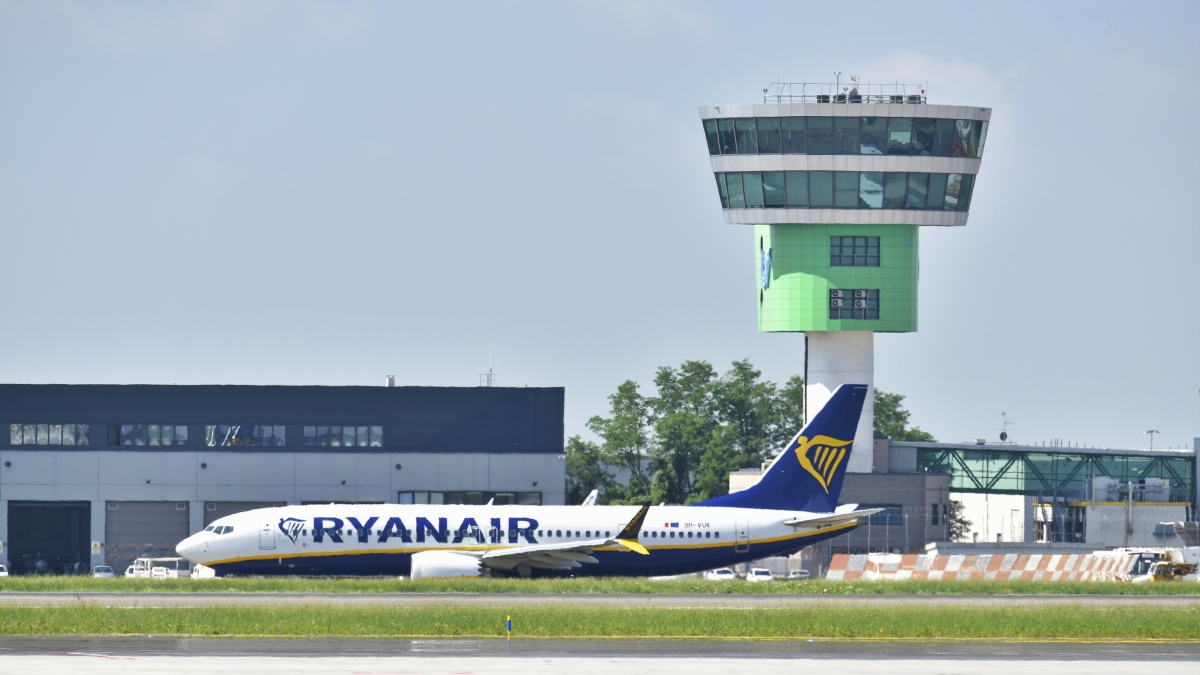 Orio, aereo fermo in pista per sei ore con i passeggeri a bordo, a causa del maltempo. «Non ci hanno fatto scendere perché non c'è personale, ci siamo dovuti pagare l'acqua da bere»