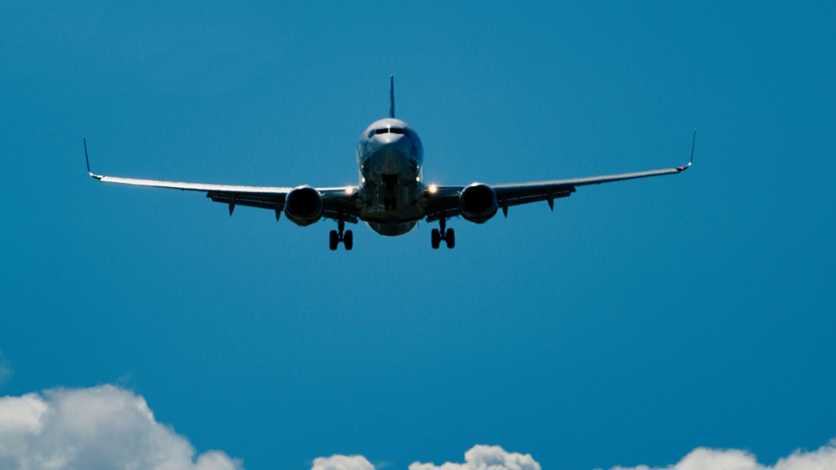 Aerei a terra, voli cancellati e stop alle assunzioni: con la guerra in Medio Oriente l’aviazione entra in modalità «sopravvivenza»