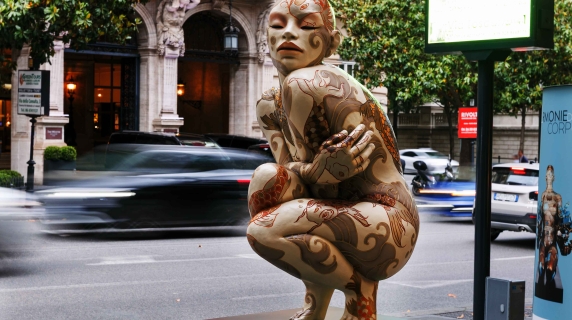 «Armonie del corpo», a via Veneto le statue in bronzo della scultrice Rabarama