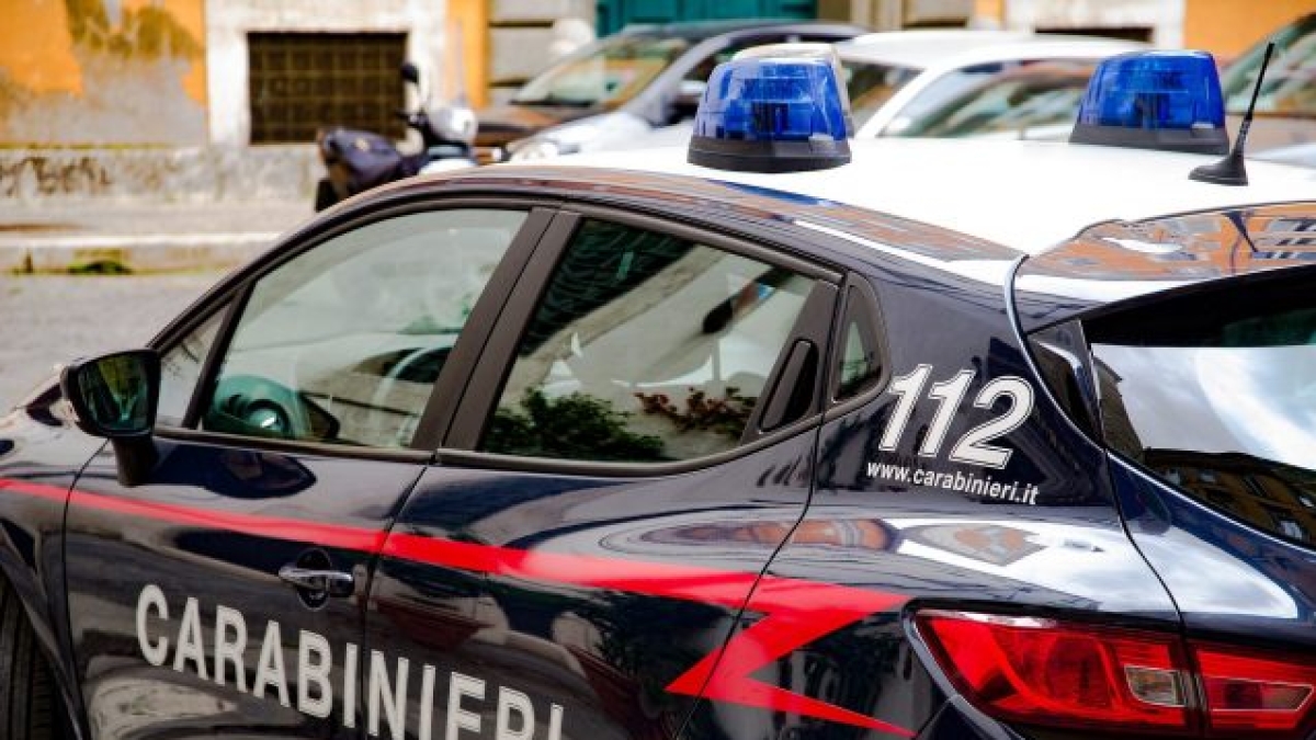 Lodi, ferma l'auto per soccorrere un uomo in strada e lui la accoltella: grave una biologa. Caccia all'aggressore