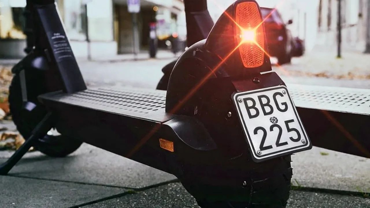 Monopattini elettrici: scatta l'obbligo della targa, da luglio l'assicurazione. Contestati i costi, multe da 400 euro: cosa bisogna sapere - La Scelta Giusta