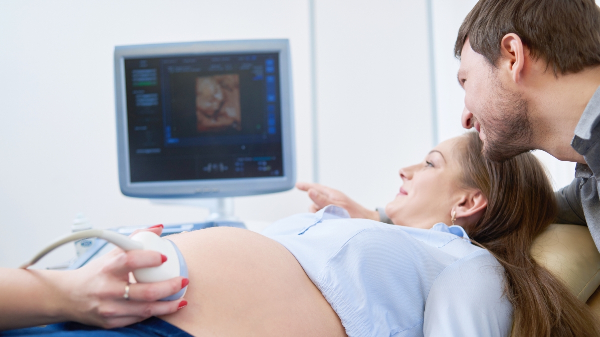 Quando la mamma sbadiglia lo fa anche il feto (subito dopo): la prova dei comportamenti «contagiosi»