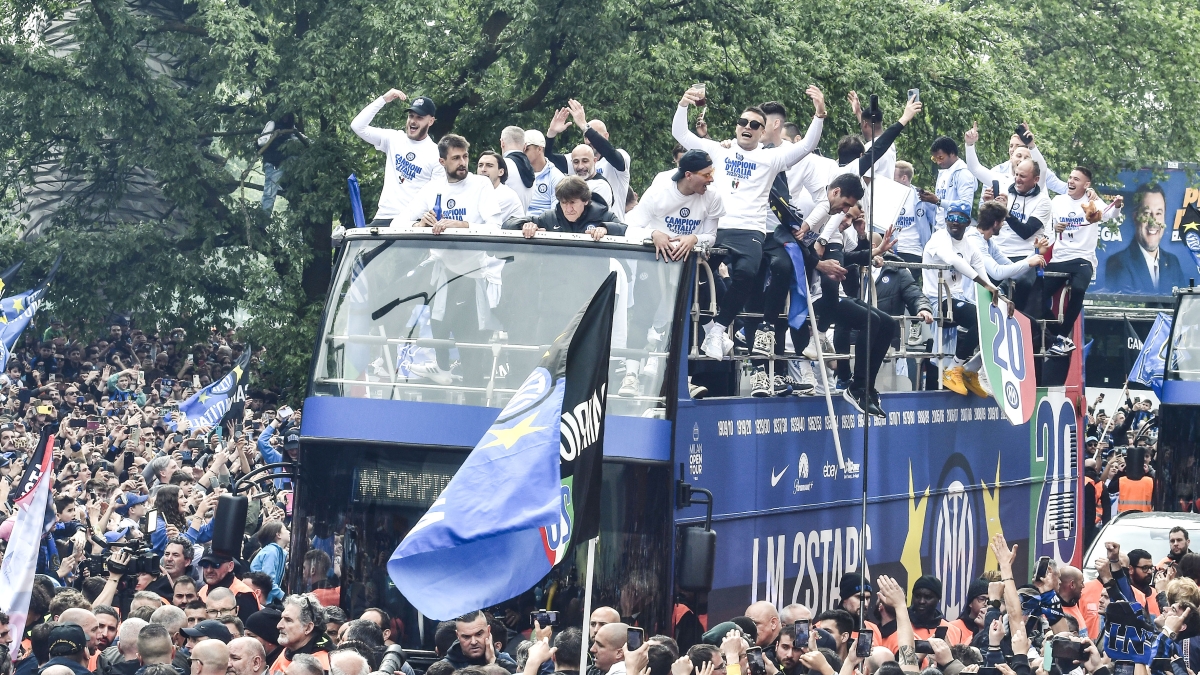 Milano, la festa Scudetto dell'Inter domenica 17 maggio: lo show a San Siro, la parata con il bus scoperto, l'affaccio dalla terrazza in Duomo