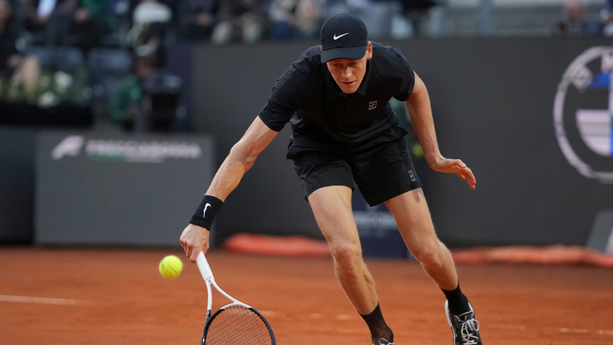 Sinner-Medvedev agli Internazionali d'Italia, la diretta della semifinale: 6-2, 0-2 | Jannik domina il primo set ma è sotto di un break nel secondo