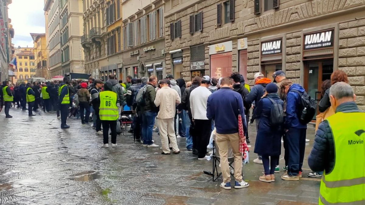 Firenze, tutti pazzi per lo Swatch Royal Pop: la coda arriva in piazza Duomo, spintoni e ressa