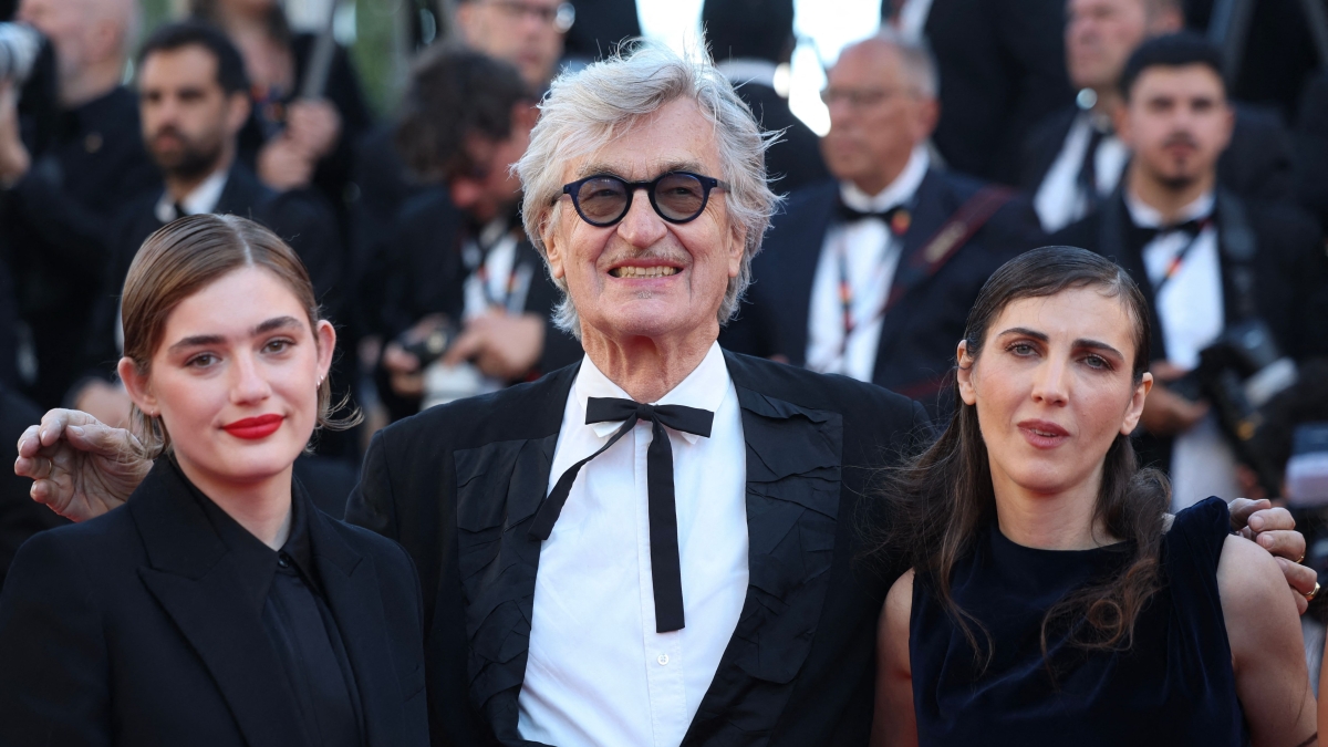 Festival di Cannes 2026, le pagelle ai look: Wim Wenders, Cow Boy chic (7), Javier Bardem, istrione (7,5) e Natasha Poly, ipnotica (8) - Corriere della Sera