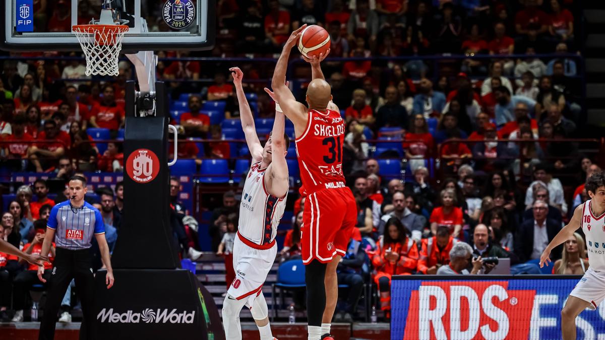 Basket, playoff scudetto, Milano-Reggio Emilia 96-84, Brescia-Trieste 90-92