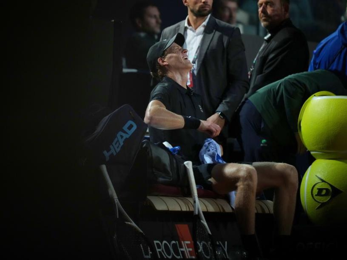 Sinner e il malore con Medvedev, cosa è stato? Lui fa il vago: «Qui a Roma c'è tanta tensione». La presenza del mental coach