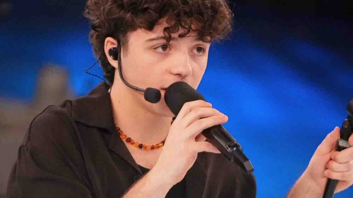 Amici 2026, chi è il vincitore Lorenzo Salvetti: gli studi al liceo musicale, la partecipazione ad X Factor nella squadra di Achille Lauro