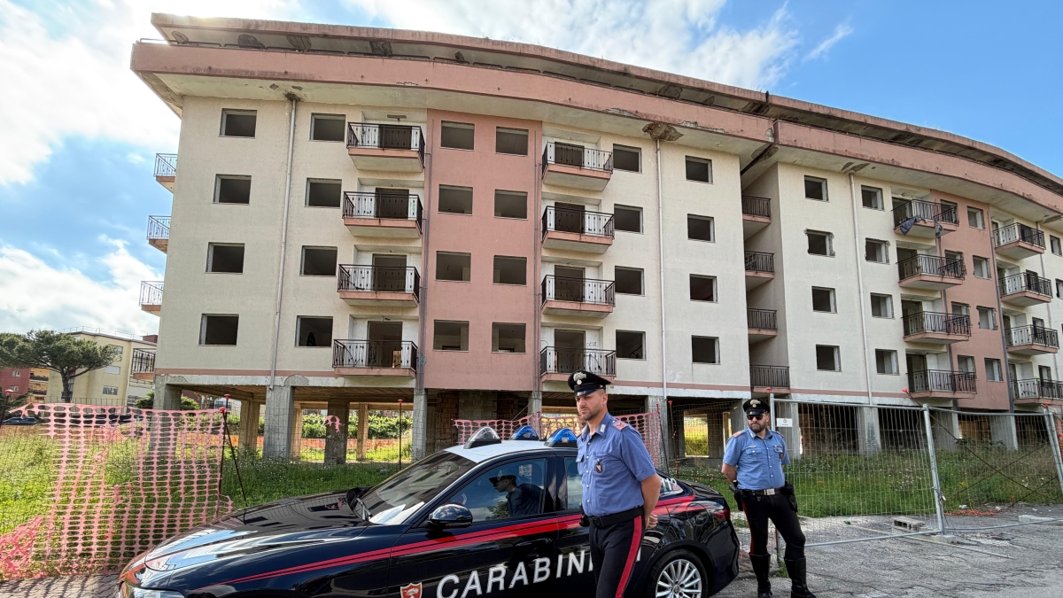 Duplice omicidio a Pollena Trocchia, due donne morte in un vecchio cantiere. Confessa un uomo: «Erano prostitute, le ho gettate nel vuoto per non pagarle»
