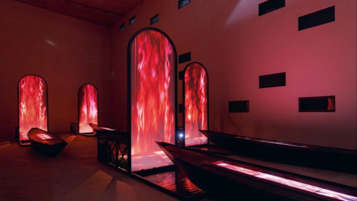 Arte, Fabrizio Plessi crea la «cattedrale dell'Amarone» negli spazi di Masi Agricola: barche veneziane e cascate di vino
