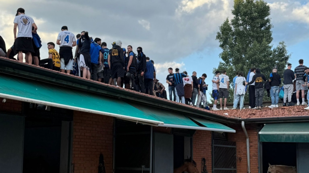 Festa Inter, tifosi salgono sui tetti delle scuderie del Centro ippico lombardo di San Siro: «Pericolo per loro e per i cavalli»