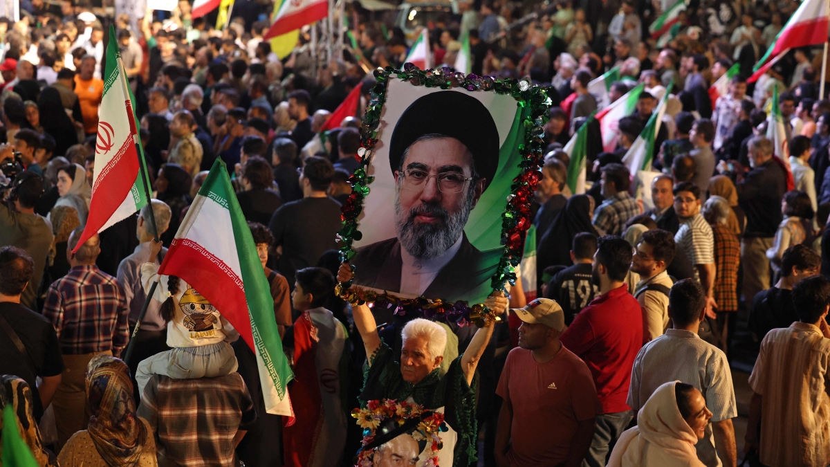 Guerra in Iran, le ultime notizie in diretta | Trump: «Ho sospeso l'attacco all'Iran in programma: sono in corso seri negoziati». Nyt: Teheran ha usato la tregua per allestire siti di lancio di missili balistici