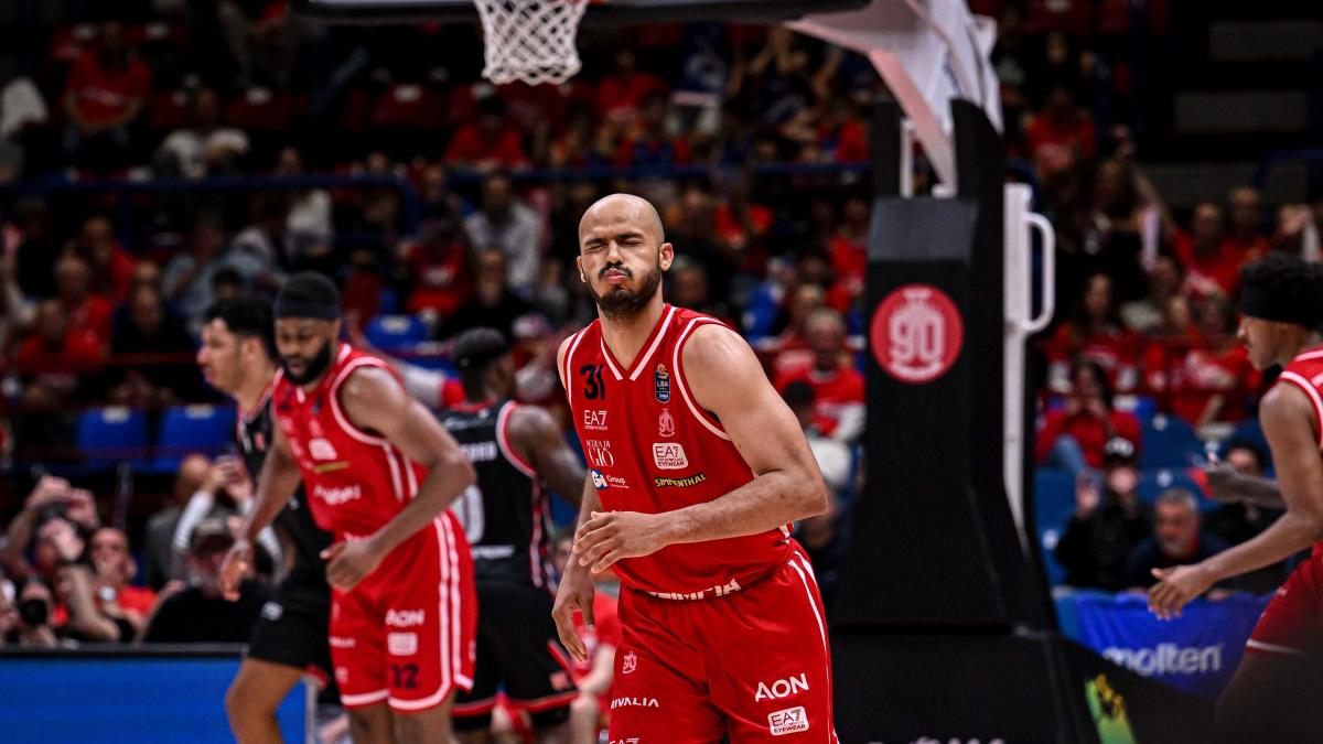 Basket, playoff scudetto, Milano-Reggio Emilia 77-65, Brescia-Trieste 90-82