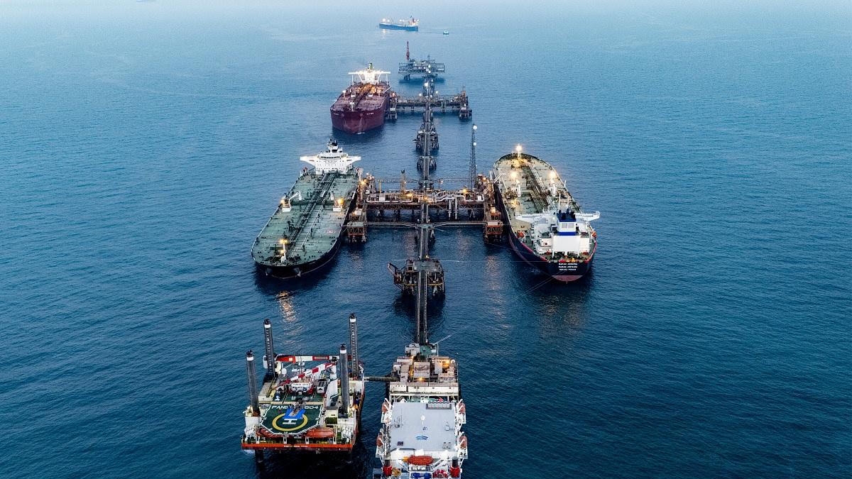 Perché Trump allenta le sanzioni sul petrolio russo? L’azzardo del tycoon e il malcontento degli americani per i prezzi della benzina alle stelle