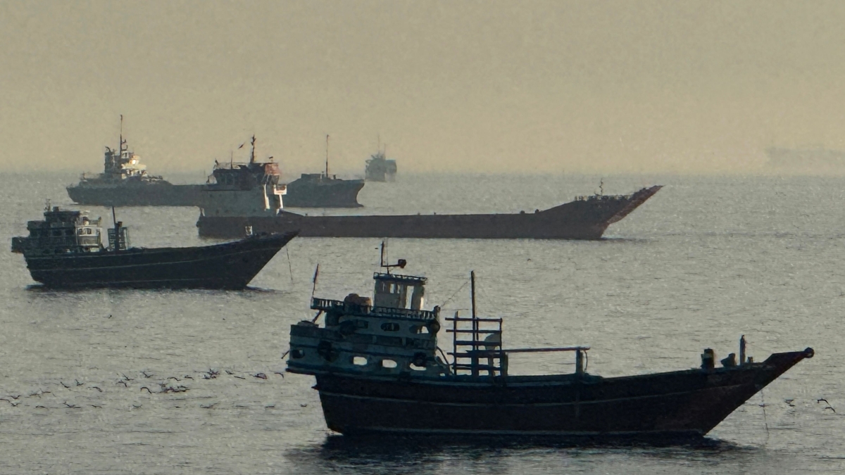 Stretto di Hormuz, l’Iran non lo molla (e fa sponda con l’Oman): il Golfo trattiene il fiato tra bozze, giravolte e smentite