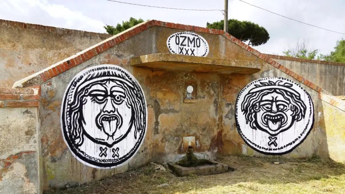 «È vandalismo», «no, è arte»: lo street artist Ozmo vince contro la sovrintendenza per le monete etrusche a Baratti