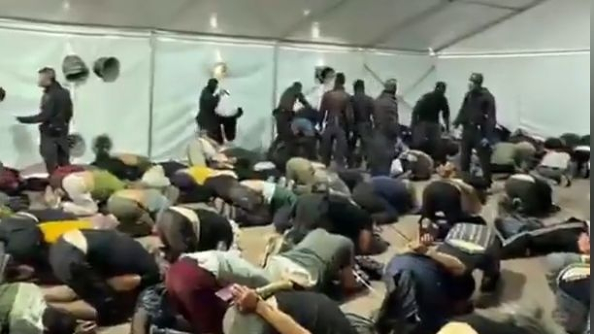 Attivisti della Flotilla in ginocchio, bendati e ammanettati ad Ashdod. Ben Gvir li deride: «Benvenuti in Israele». Meloni e Tajani: «Trattamento inaccettabile»