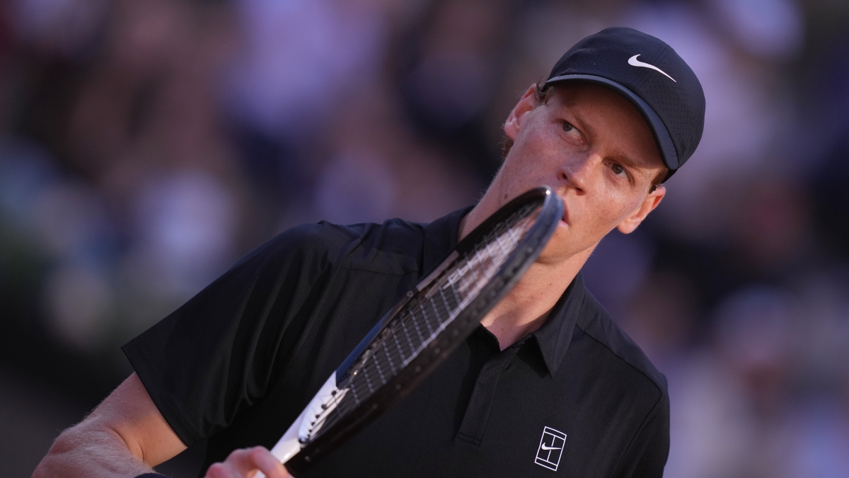 Perché Sinner e i big restano (quasi) in silenzio al Roland Garros: interviste interrotte dopo 15 minuti, bocche chiuse con i canali ufficiali del torneo