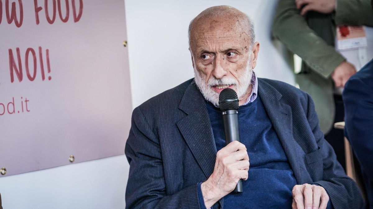 Carlo Petrini è morto a 76 anni, Slow food e le lotte per qualità e giusto prezzo. La sua regola era: «Sediamoci a tavola»