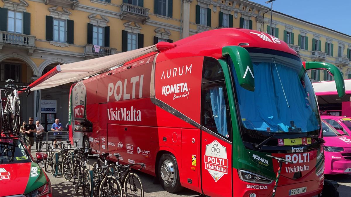 Giro d'Italia, come sono fatti i bus delle squadre di ciclismo: auto, mezzi, ammiraglie