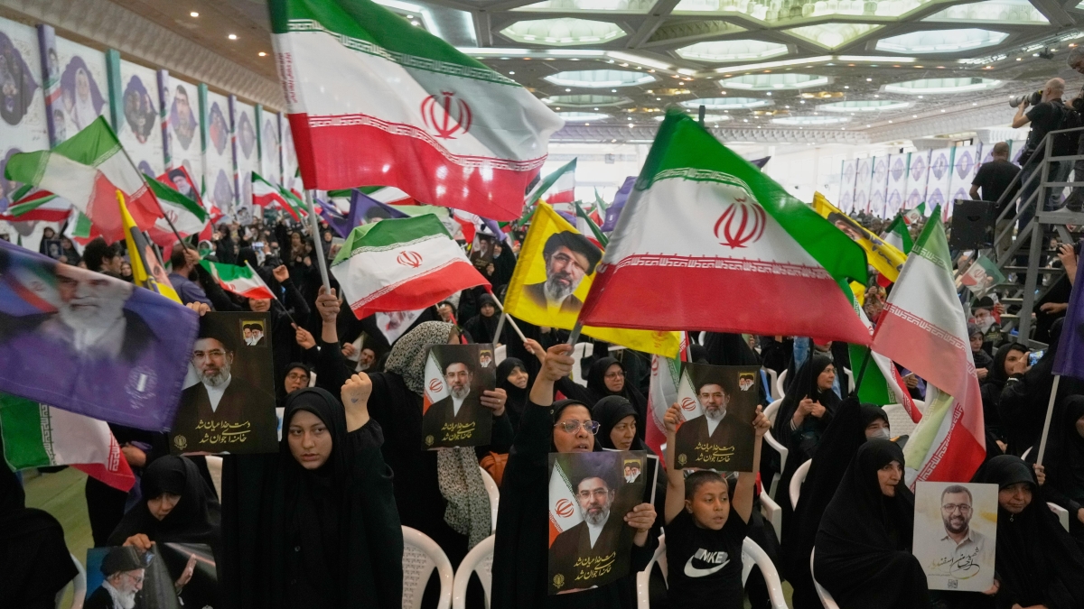 Guerra in Iran, le ultime notizie in diretta | Trump: «Fino a 7 giorni per chiudere l'accordo». Teheran: «Ancora diffidenza e divergenze». E il petrolio è in calo - Corriere della Sera