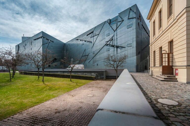 Daniel Libeskind: «Il mio rifugio è in mezzo ai libri, ho letto mille volte l’Ulisse di Joyce. L’architettura deve essere “strana”. CityLife è tra i miei lavori preferiti»