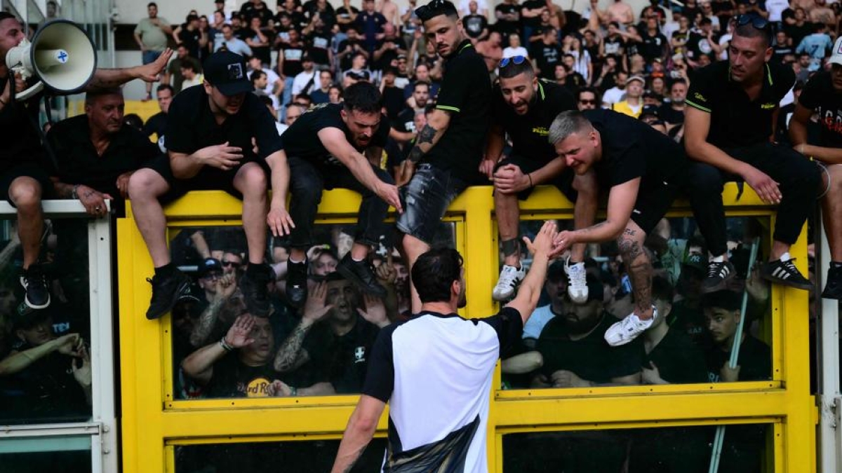Un ferito prima del derby di Torino, gli ultrà chiedono di non giocare. Si torna in campo dopo un'ora, le curve si svuotano