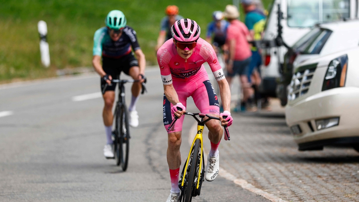 Giro d'Italia, Vingegaard indomabile: stacca tutti in salita e vince a Carì. Pellizzari crolla