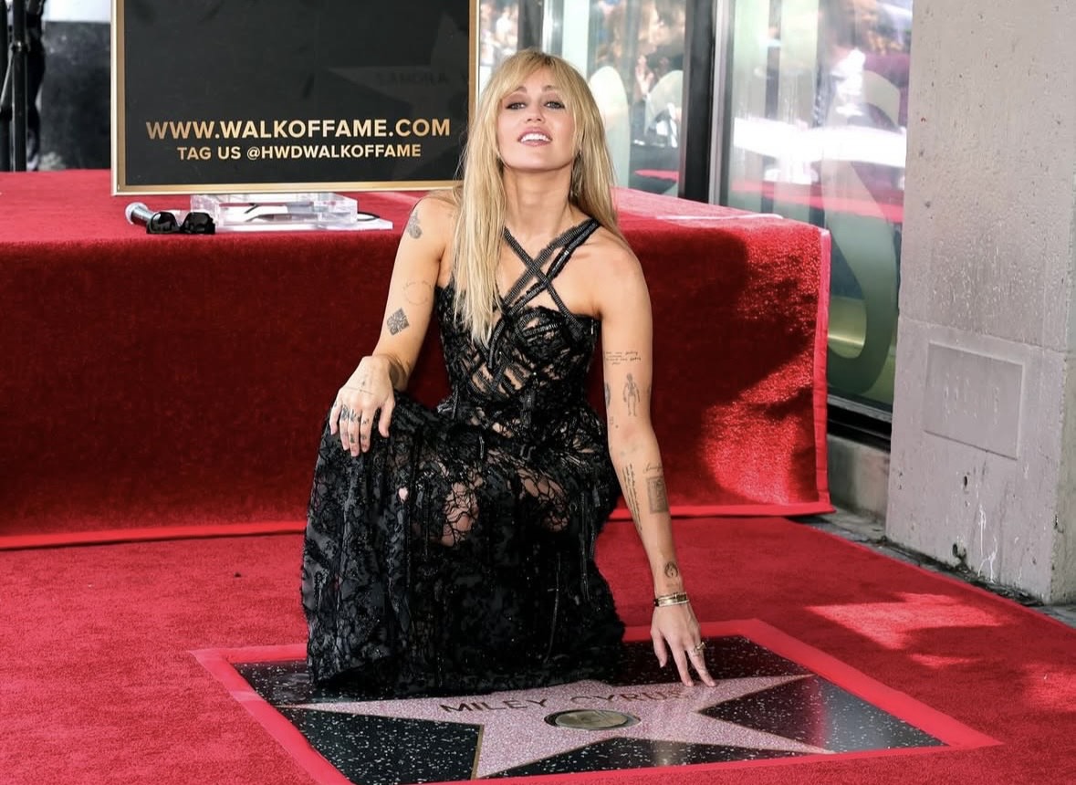 Miley Cyrus riceve la stella sulla Hollywood Walk of Fame e va in un rifugio per adottare una tartaruga di vent’anni