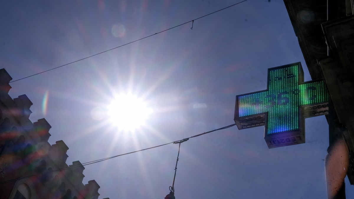 Ondate di calore, cosa comporta un «bollino rosso»: gli effetti sulla salute, chi rischia di più, come difendersi