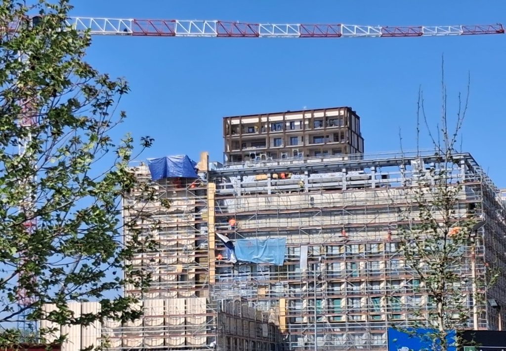 «Il Consolato americano a Milano costruito da manovali indiani in para-schiavismo». I pm: controllo giudiziario sul colosso Caddell