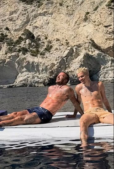 David e Victoria Beckham, vacanze da sogno a Ibiza: tra yacht e patrimonio da record. Reunion di famiglia ma Brooklyn non c'è