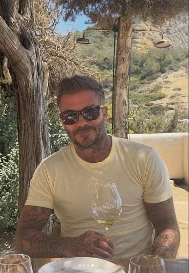 David e Victoria Beckham, vacanze da sogno a Ibiza: tra yacht e patrimonio da record. Reunion di famiglia ma Brooklyn non c'è