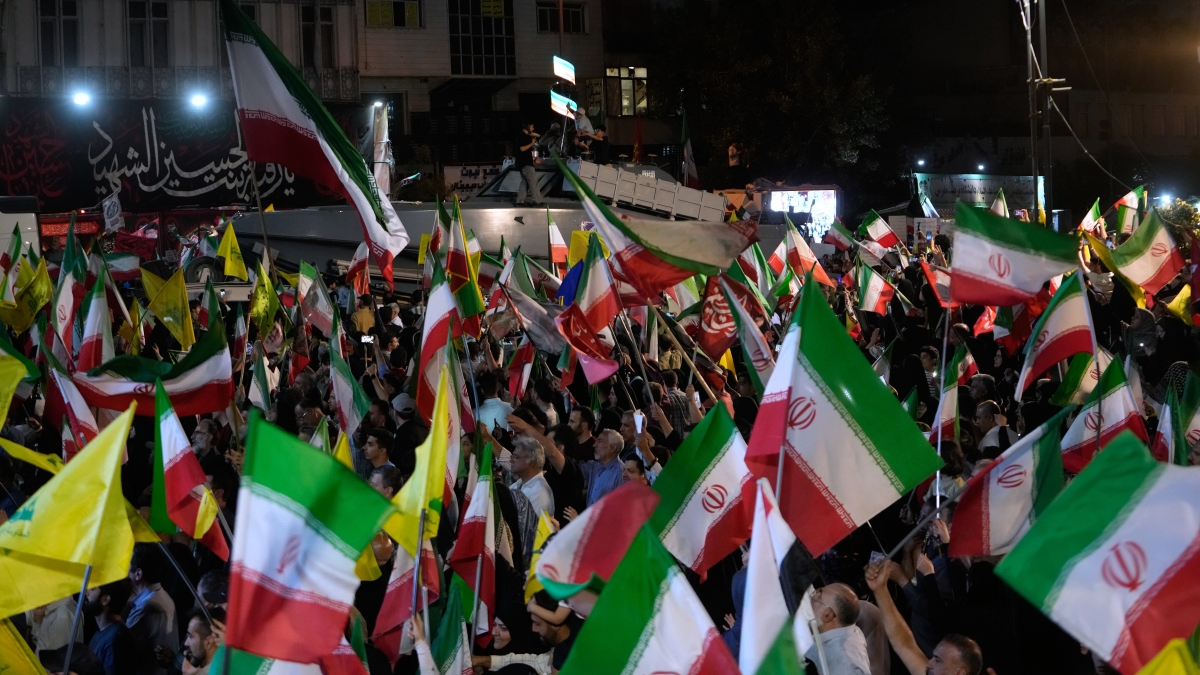 Guerra in Iran, le notizie in diretta | Trump: «Si spieghi al Papa che il sindaco di Chicago è inutile e che l'Iran non può avere un'arma nucleare». Hegseth: «Con l'Iran sarà un buon accordo, Trump è paziente». Nave iraniana supera il blocco Usa