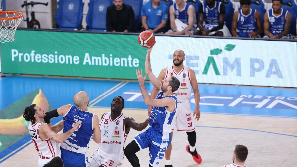 Basket, semifinale scudetto: Brescia va sull'1-1 con Milano grazie al solito Della Valle