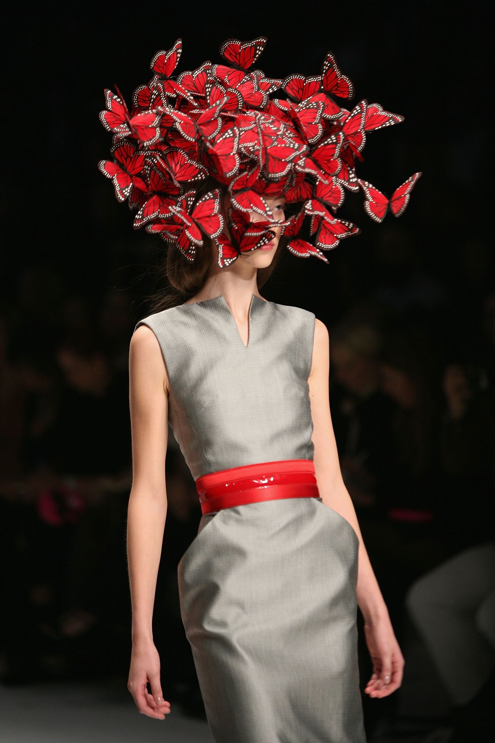 Copricapo di Philip Treacy per la sfilata di Alexander McQueen Primaveraestate 2008.