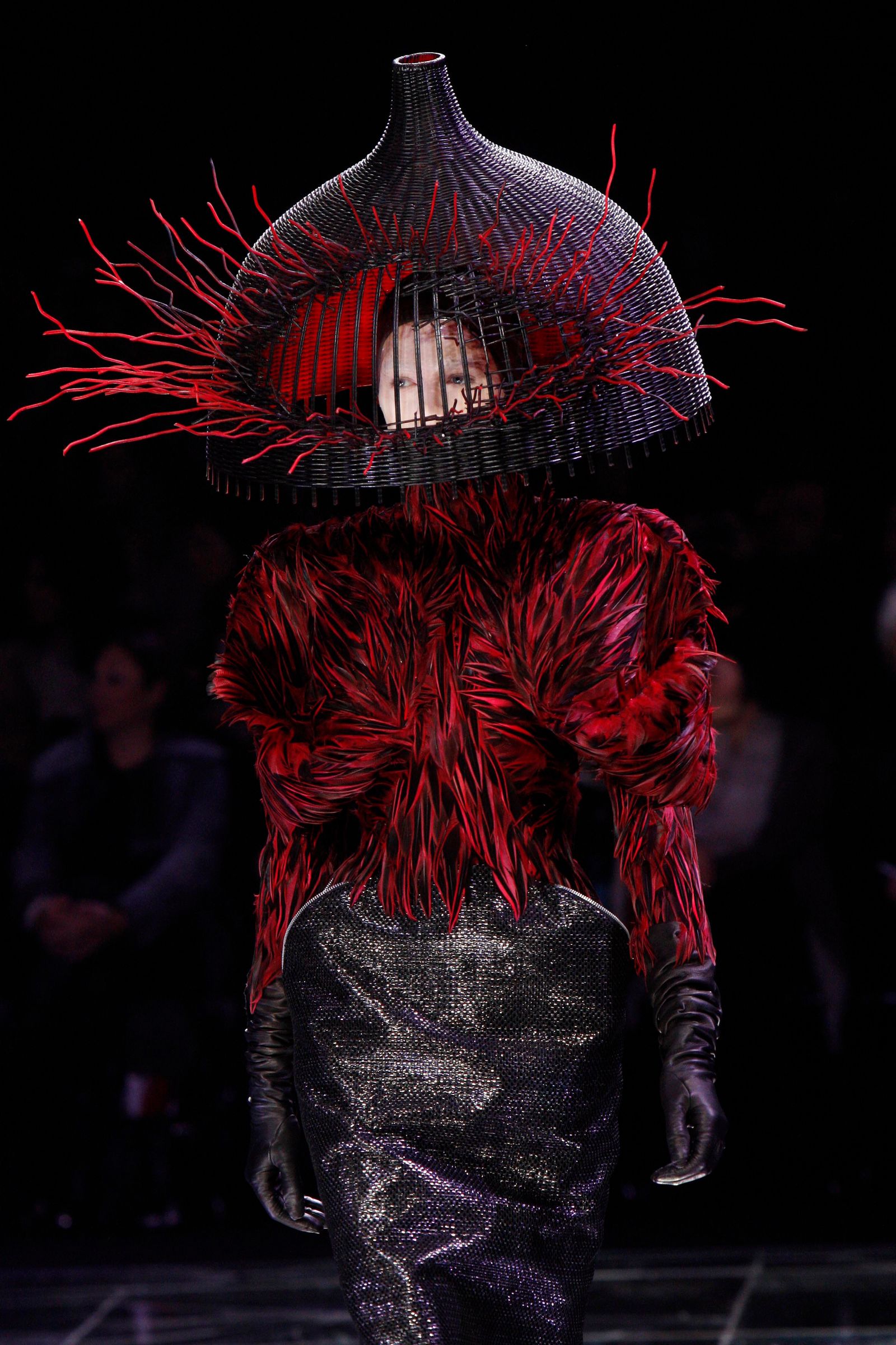 Copricapo di Philip Treacy per la sfilata di Alexander McQueen Primaveraestate 2008.